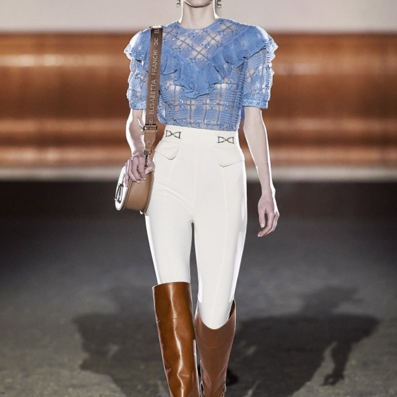 تنسيق سروال أبيض مع اللّون الأزرق من Elisabetta Franchi