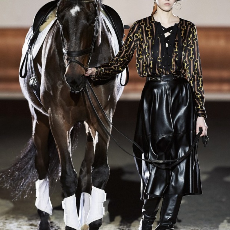 تنسيق التنورة الميدي بأسلوب مميّز من Elisabetta Franchi