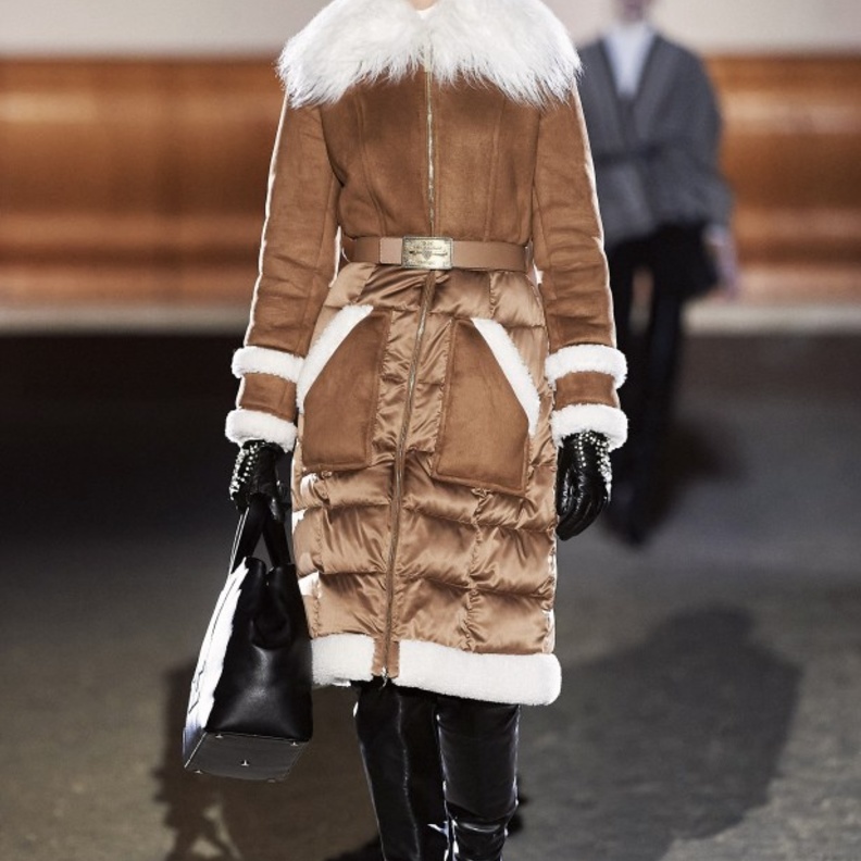 موديلات معاطف فرو 2022- معطف فرو مميّز باللون البني الفاتح والأبيض من Elisabetta Franchi