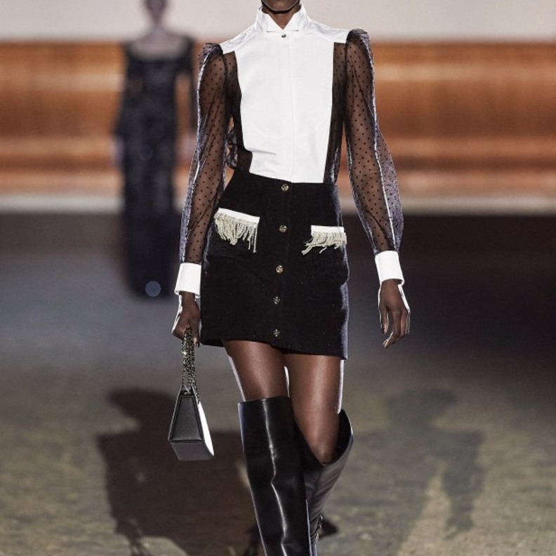 إطلالة مميّزة بتنورة سوداء قصيرة من Elisabetta Franchi