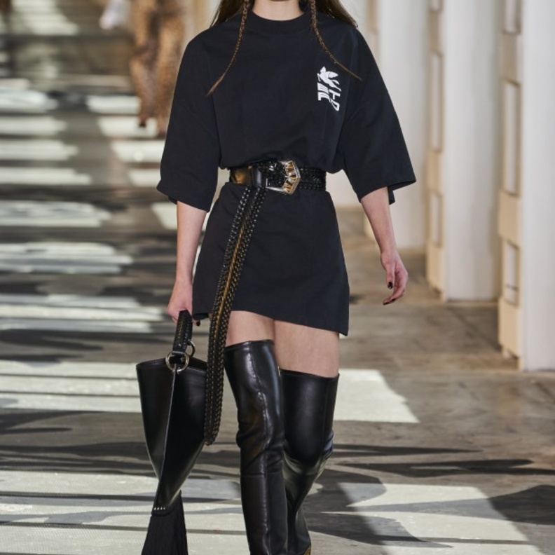 أبرز موديلات الفساتين القصيرة لموسم خريف وشتاء 2022