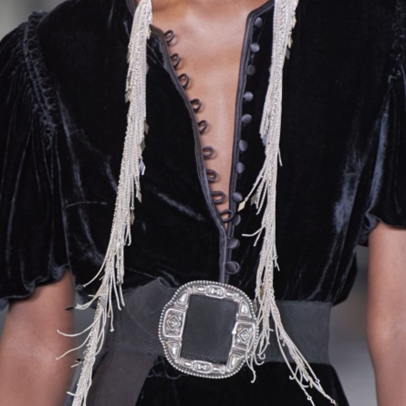 طرق تنسيق أحزمة بمشبك كبير من Etro مع فستان مخمل أسود ضيق