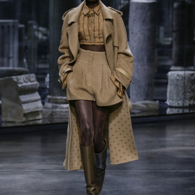 إطلالة مميّزة كاملة بألوان النيود من Fendi