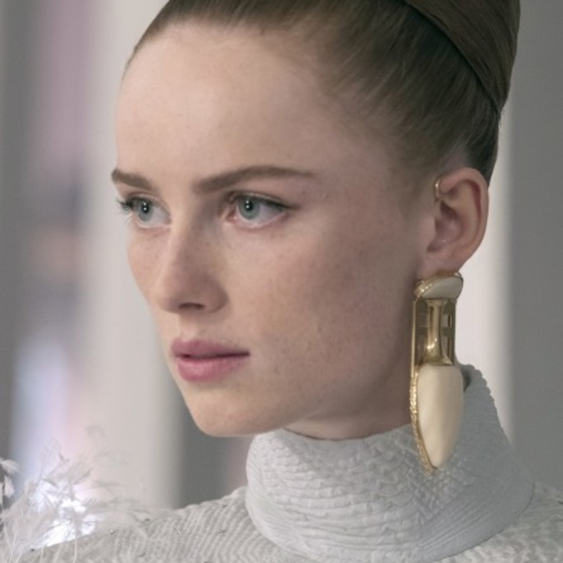 تسريحات شعر راقية لصاحبات الشعر الطويل استعداداً لاحتفالات رأس السنة