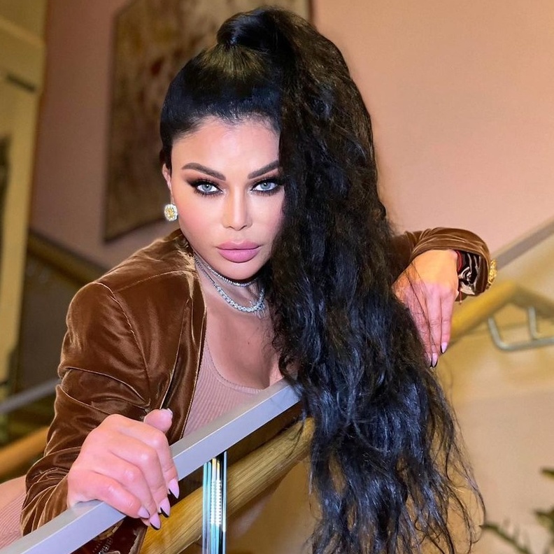 هيفاء وهبي تتألق بإطلالة شعر ذيل الحصان بأحدث ظهور لها