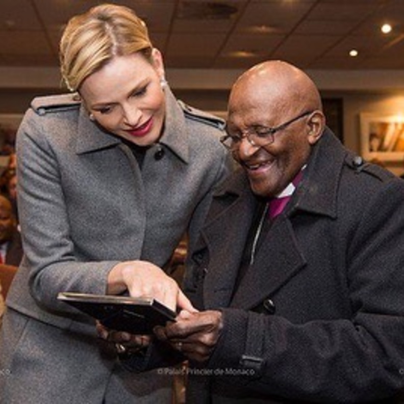 ملكة بريطانيا وأفراد عائلات ملكية ينعون ديزموند توتو