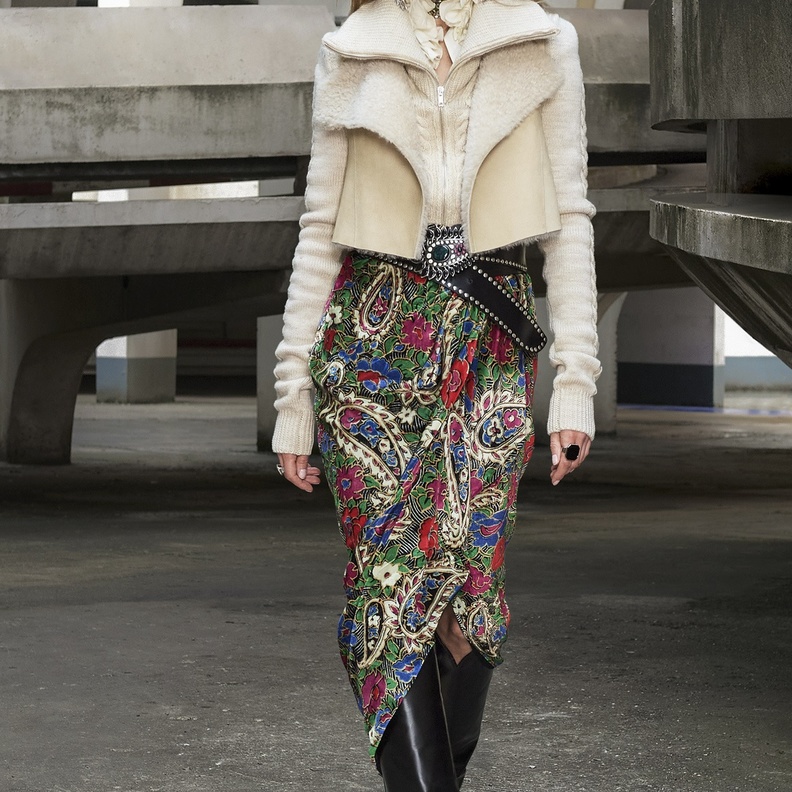 تنسيق التنورة المنقوشة بطريقة مختلفة في شتاء 2022