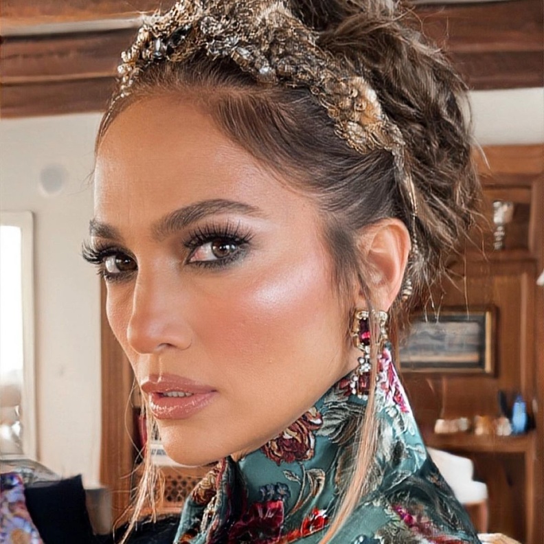 حصاد 2021.. أفضل إطلالات جينفير لوبيز الجمالية خلال هذا العام