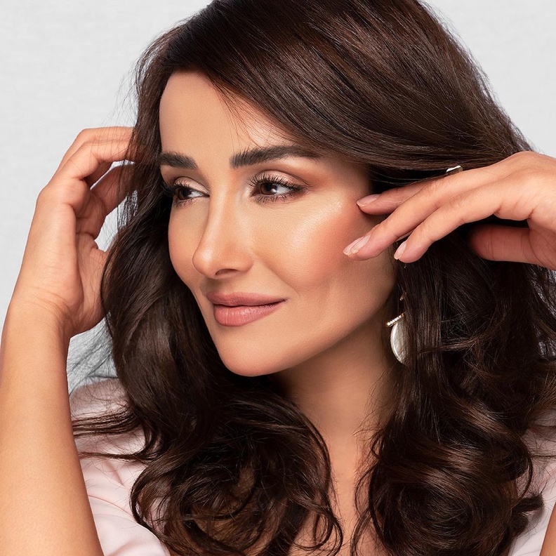 أبرز إطلالات جمالية عصرية للصبايا مستوحاة من كندة حنا