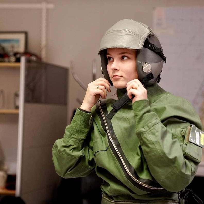 الأميرة أنغريد تحلق بطائرة f-16 خلال تدريب عسكري