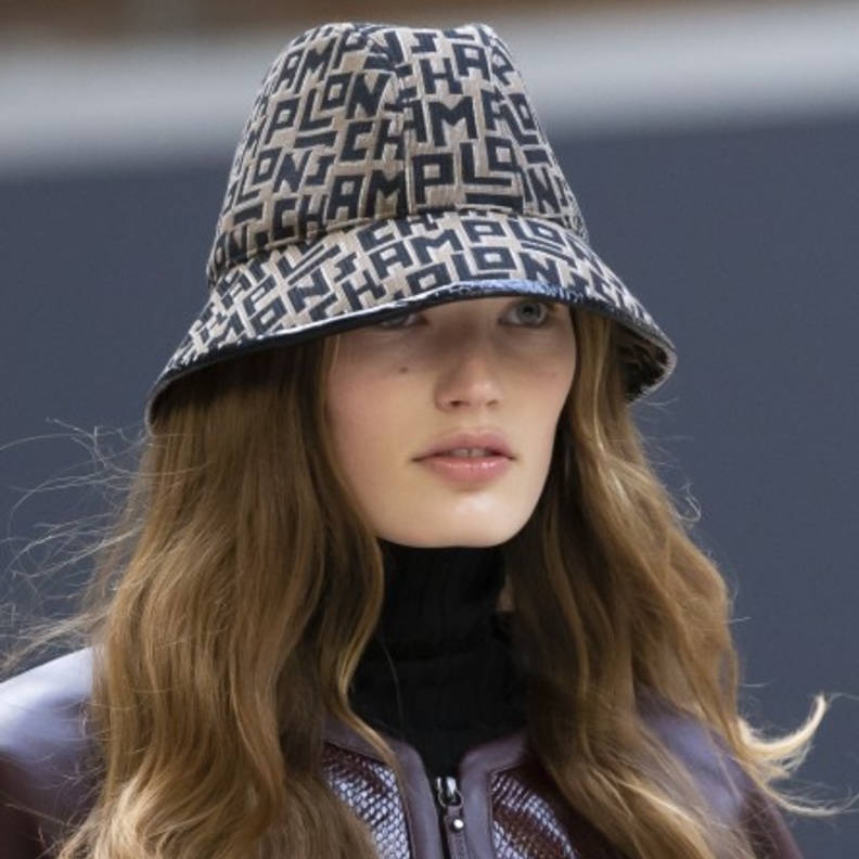 أكسسوارات شعر القبعة مع الشعر المنسدل لإطلالة مميزة في اليوم الإماراتي