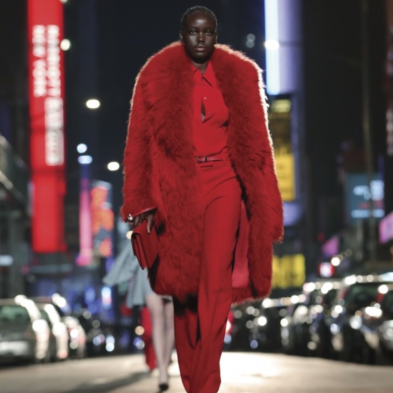 تنسيق أزياء مونوكروم- إطلالة مونوكروم رائعة باللّون الأحمر من Michael Kors