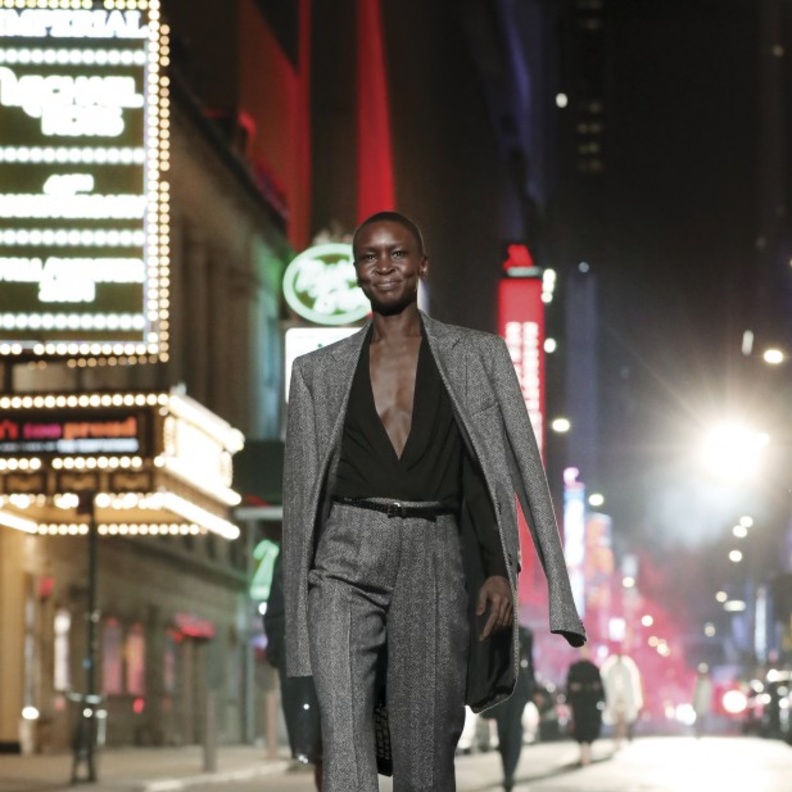 تنسيق اللّون الرمادي بإطلالة مميّزة من Mickael Kors 