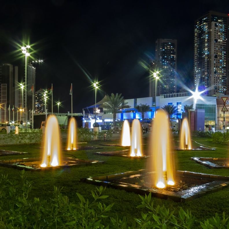 أفضل مواقع مشاهدة عروض الألعاب النارية في ليلة رأس السنة في عجمان والشارقة