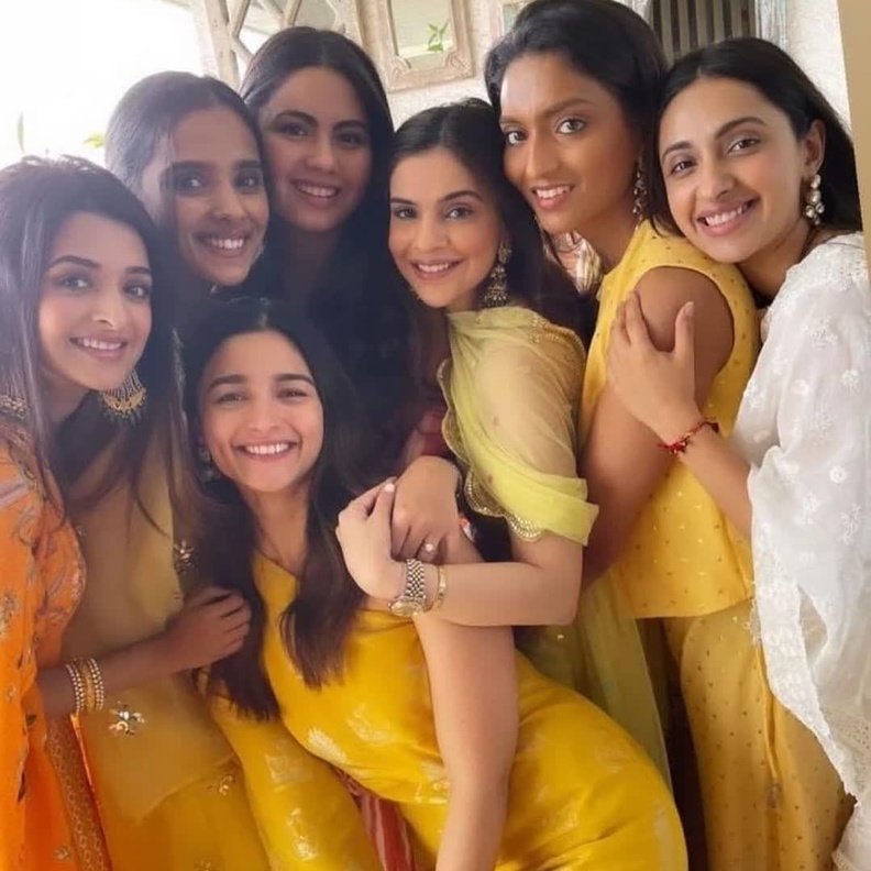 عليا بهات وصيفة شرف في حفل زفاف صديقة مقربة