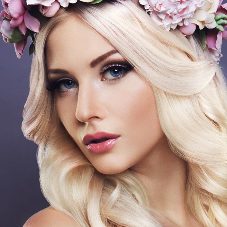 مكياج عيون سموكي وردي لعروس شتاء 2022