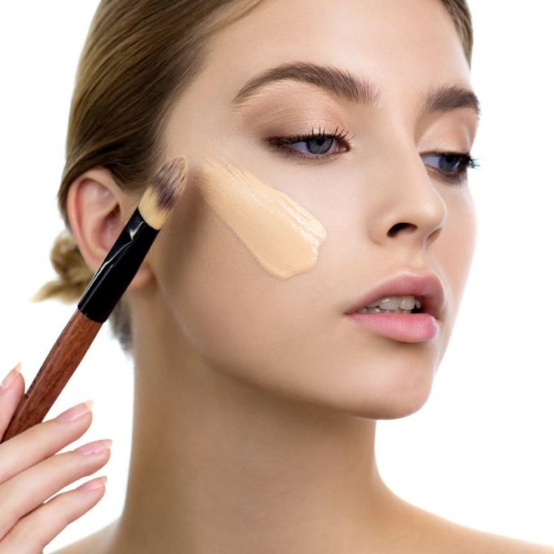 حيل مكياج لإخفاء حب الشباب من البشرة في اليوم الوطني الإماراتي