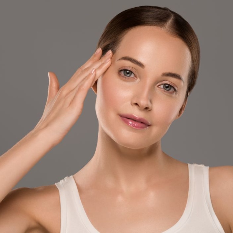 طريقة شد الجبين بالخيوط وأبرز نتائجها وأضرارها