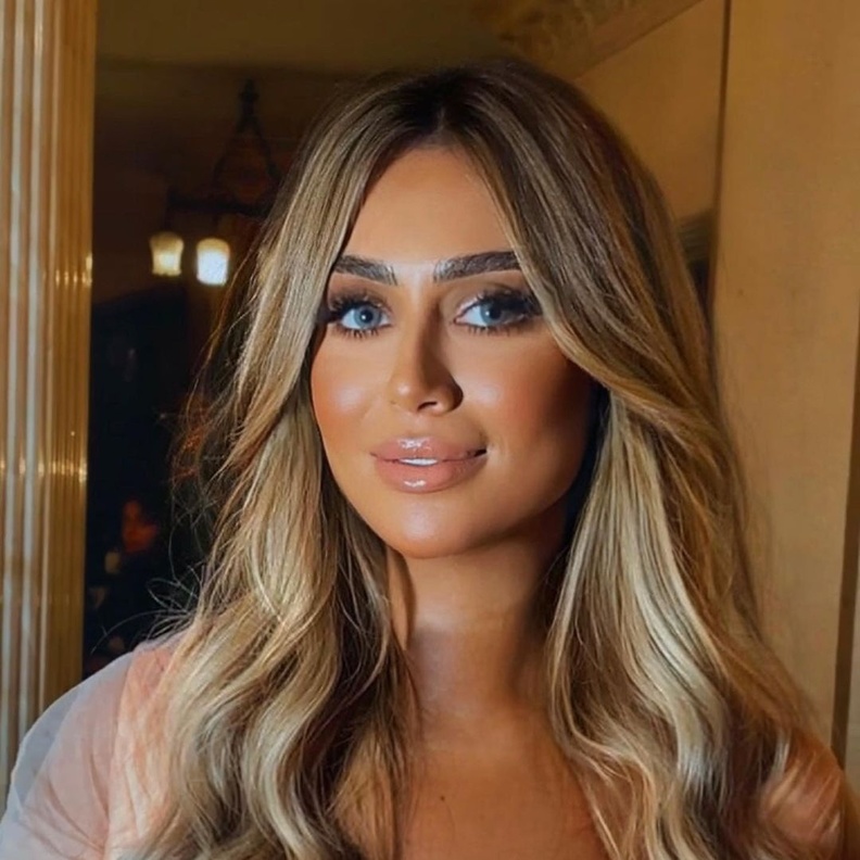 ابنة غادة عبد الرازق تستعرض إطلالتها الجمالية في حفل خطوبتها