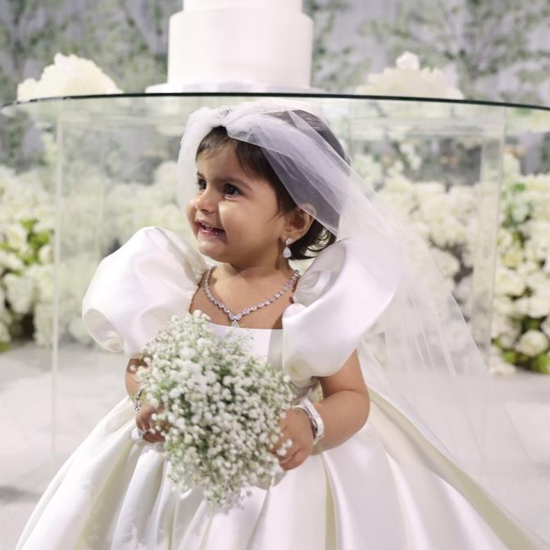 سارة الودعاني تحتفل بعيد ميلاد ابنتها على طريقة حفلات الزفاف ..بالصور