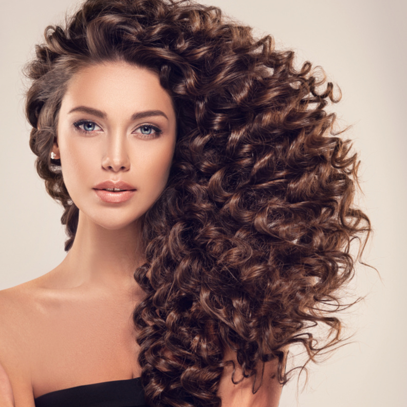 shutterstock العناية بالشعر المجعد يجعل مظهره أكثر جمالا