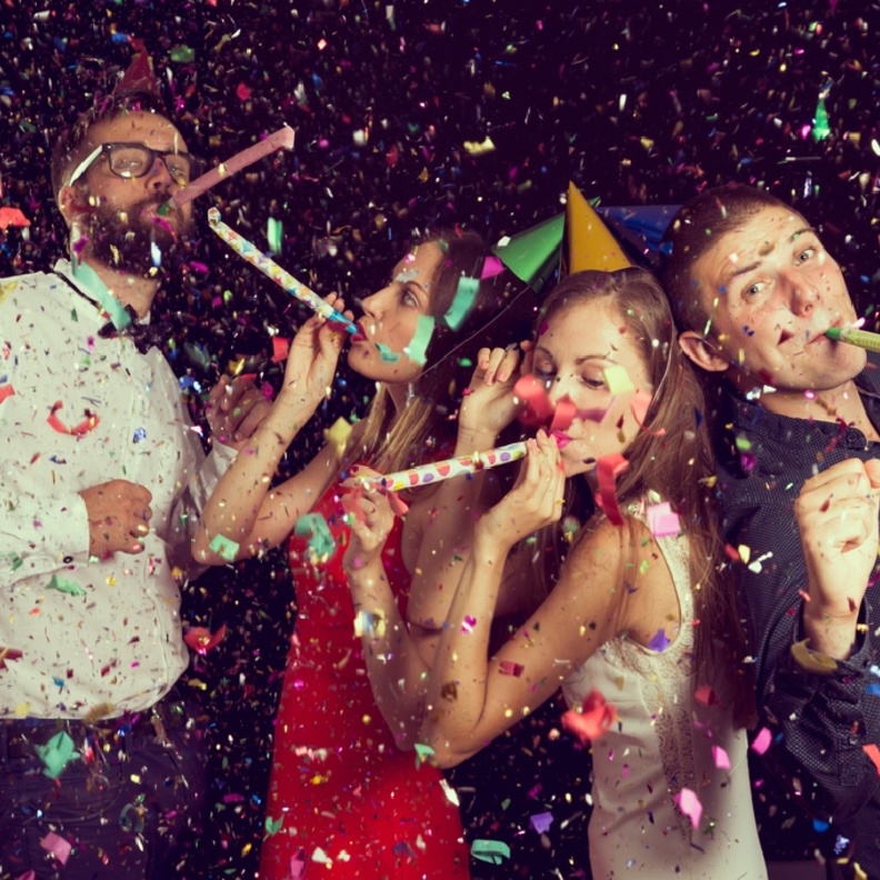 shutterstock_حضري للاجواء المرحة في هذه الليلة واشتري الاقنعة والمفرقعات