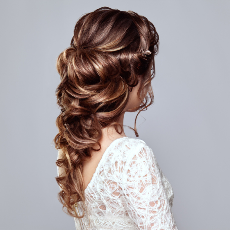 كعكة شعر منخفضة تجتمع فيها خصلات الشعر 