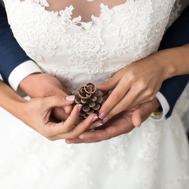 زيني زفافك الشتوي بأكواز الصنوبر