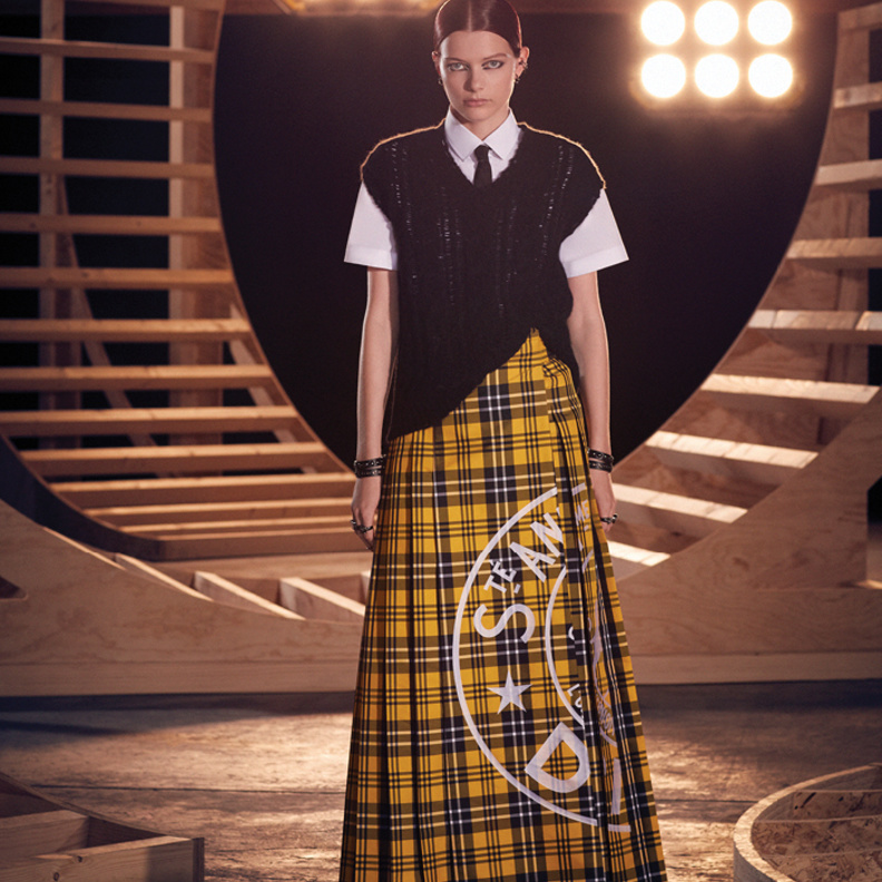 مجموعة "ديور" لخريف 2022  من تصميم "ماريا غراتسيا كيوري"