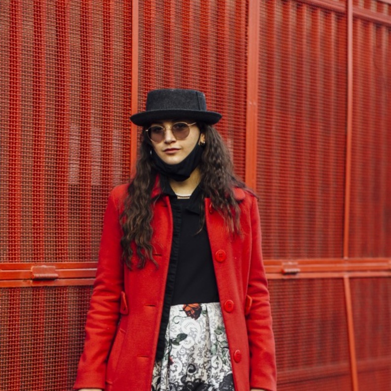 تنسيق أزياء باللّون الأحمر- إطلالة منسقة مع اللّون الأحمر بإسلوب Street style