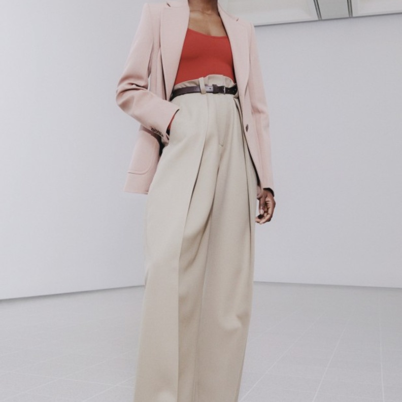 ألوان خريف وشتاء 2022- إطلالة بألوان هادئة من Victoria Beckham