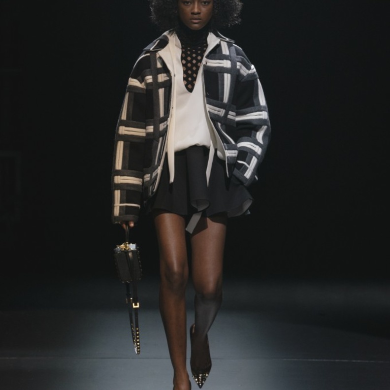 إطلالة كاجوال أنيقة من Valentino