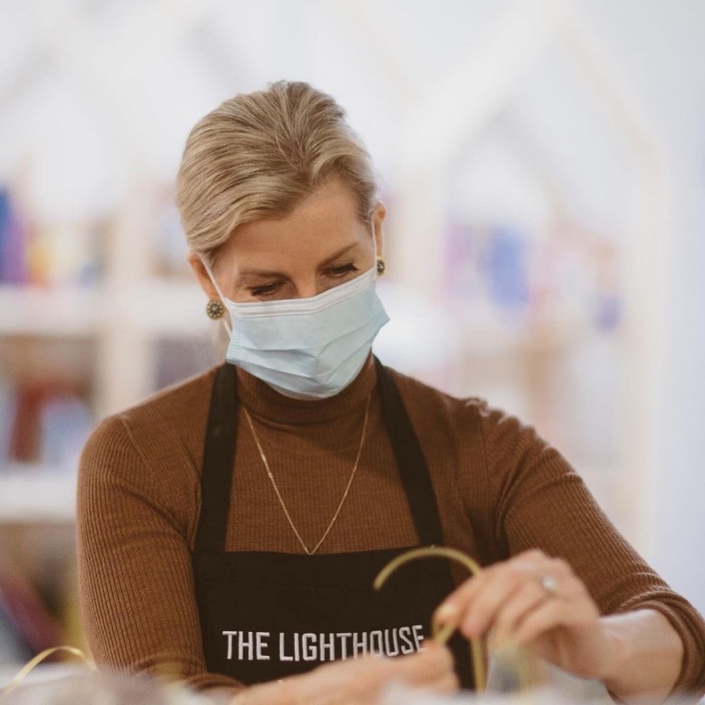 كونتيسة وسكس تشارك في إعداد طرود طعام أعياد الميلاد للأطفال