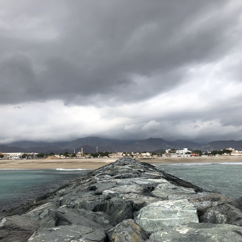 أجواء بحرية خلابة يصادفها الزوار في شاطئ كلباء-المصدرababyahya50 