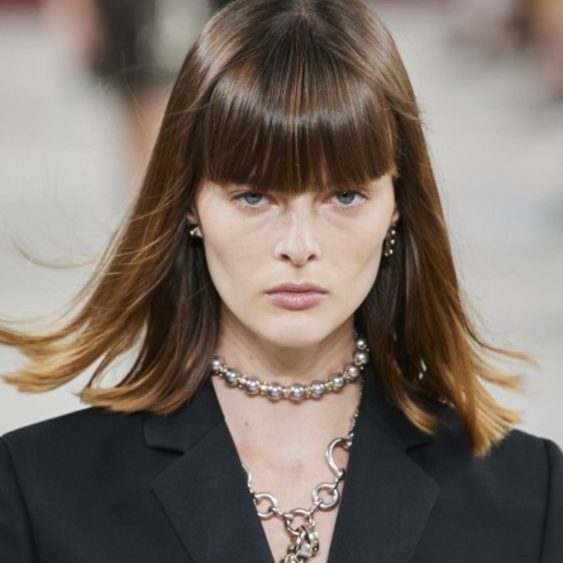 أحدث قصات شعر 2022 لصاحبات الشعر المالس من منصات الأزياء