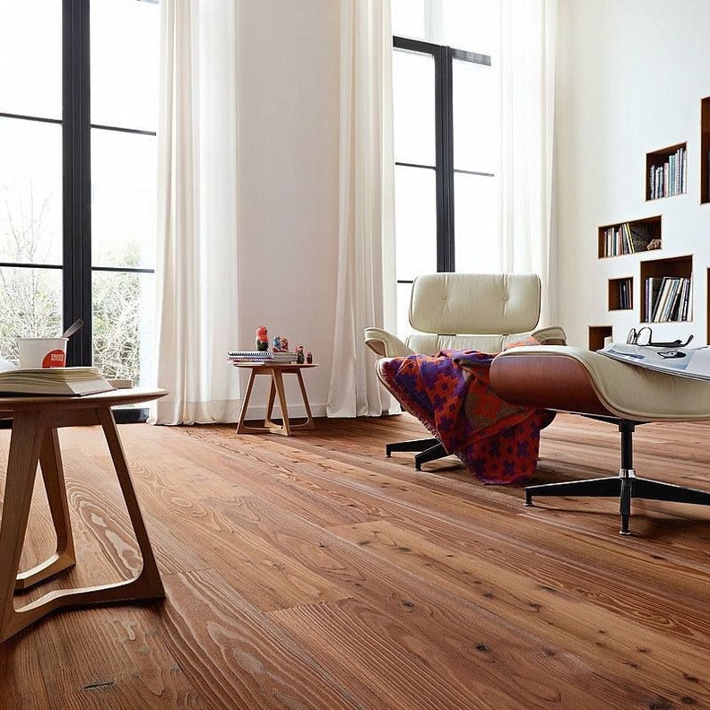 أثاث خشبي على أرضية خشبية لمنزل دافئ وأنيق