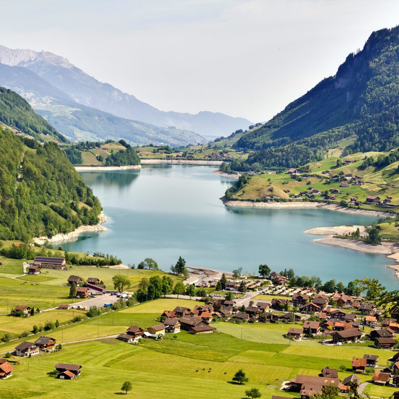 أجواء الاسترخاء في انترلاكن سويسرا بواسطة Artur Staszewski