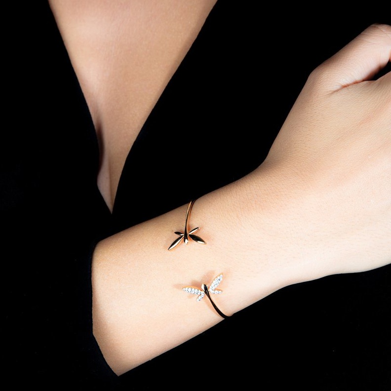 أساور ذهب ناعمة بتصميمات مفتوحة لأناقتك في النهار والمساء