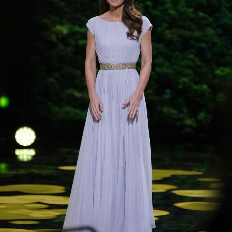 أطلت كيت في حفل توزيع جوائز Earthshot بإطلالة أرجوانية من تصميم ألكسندر ماكوين أطلت بها للمرة الأولى منذ 10 سنوات