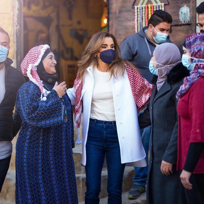 أطلّت الملكة رانيا بالبنطلون الدنيم الضيّق بلون أزرق داكن نسّقت معه التيشيرت الأبيض والجاكيت الطويل