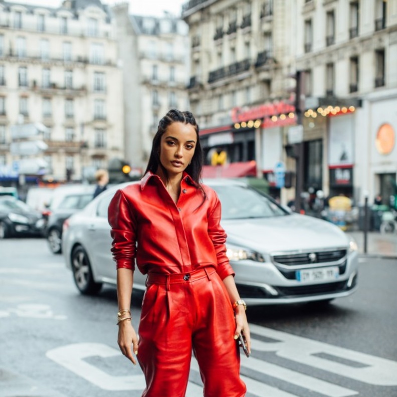 نصائح ذهبية لارتداء اللون الأحمر 