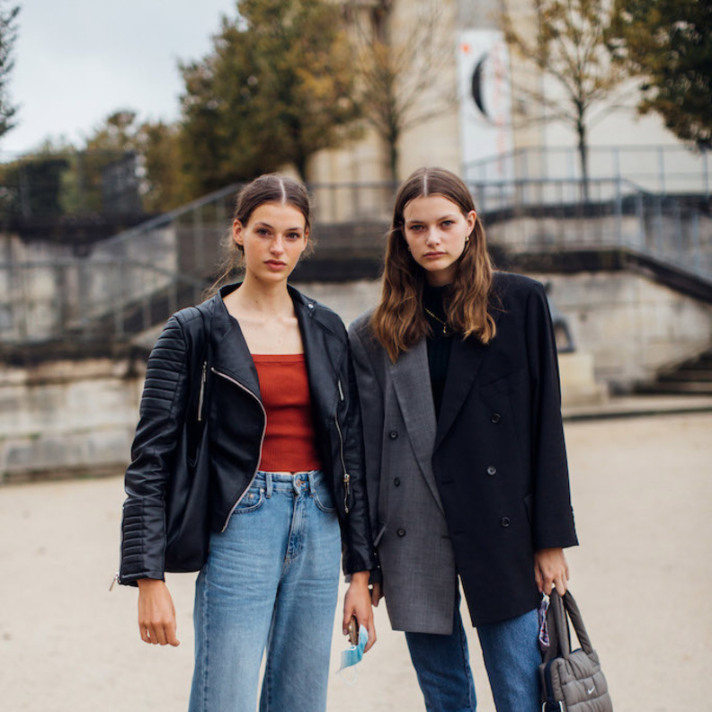 أفكار مميزة لتنسيق بنطلون الجينز في المواسم الانتقالية