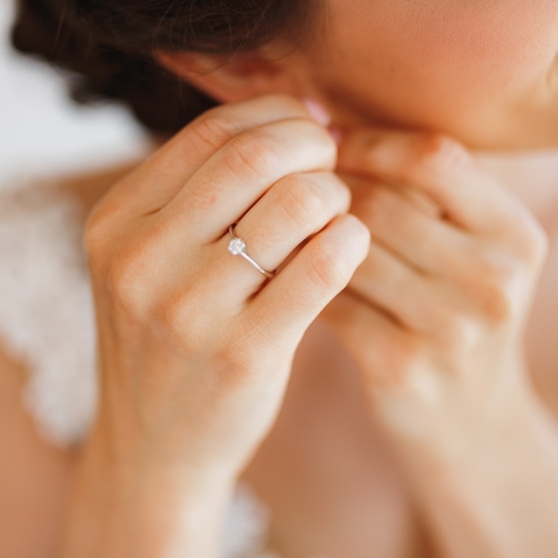 أقراط طويلة من الذهب الوردي لعروس 2022