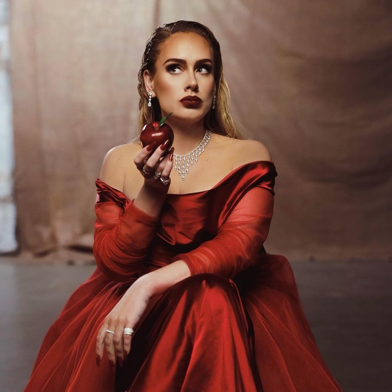 إختتمت إطلالات أديل بلوك صممته خصيصاً لها دار Vivienne Westwood