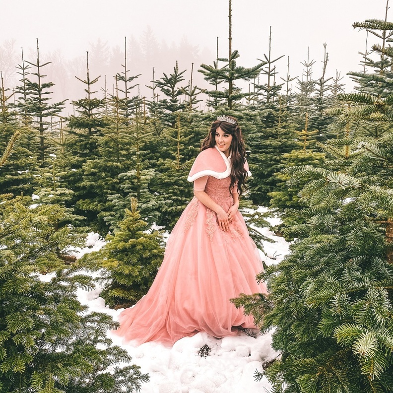 إطلالة شتوية جذابة بفستان مصنوع من قماش الدانتيل