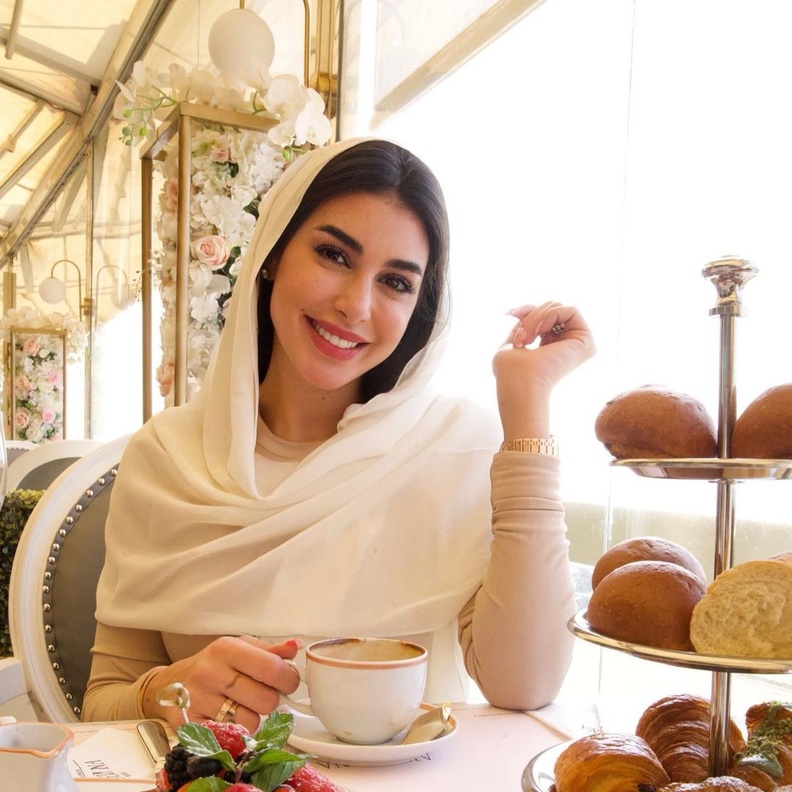 إطلالة ياسمين صبري باللون البيج