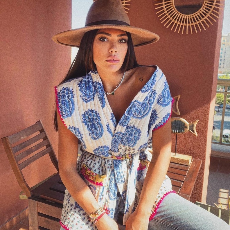 إعتمدت العنود البدر الفيست المزينة بالنقشات على شكل توب نسّقت معها الحزام لتحديد الخصر