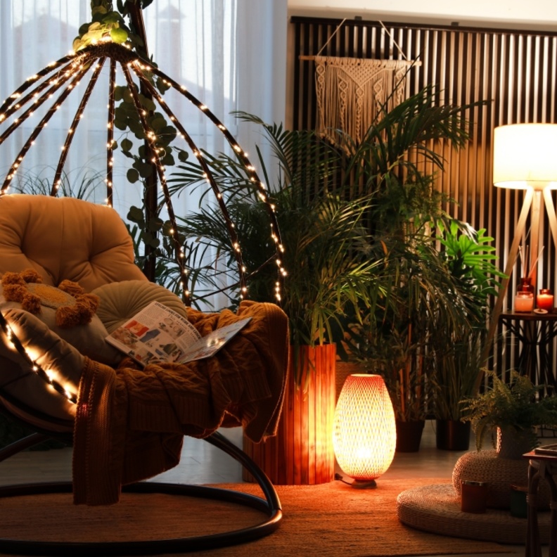 إنارة زاوية في غرف المعيشة بأسلوب مريح يدعو للاسترخاء