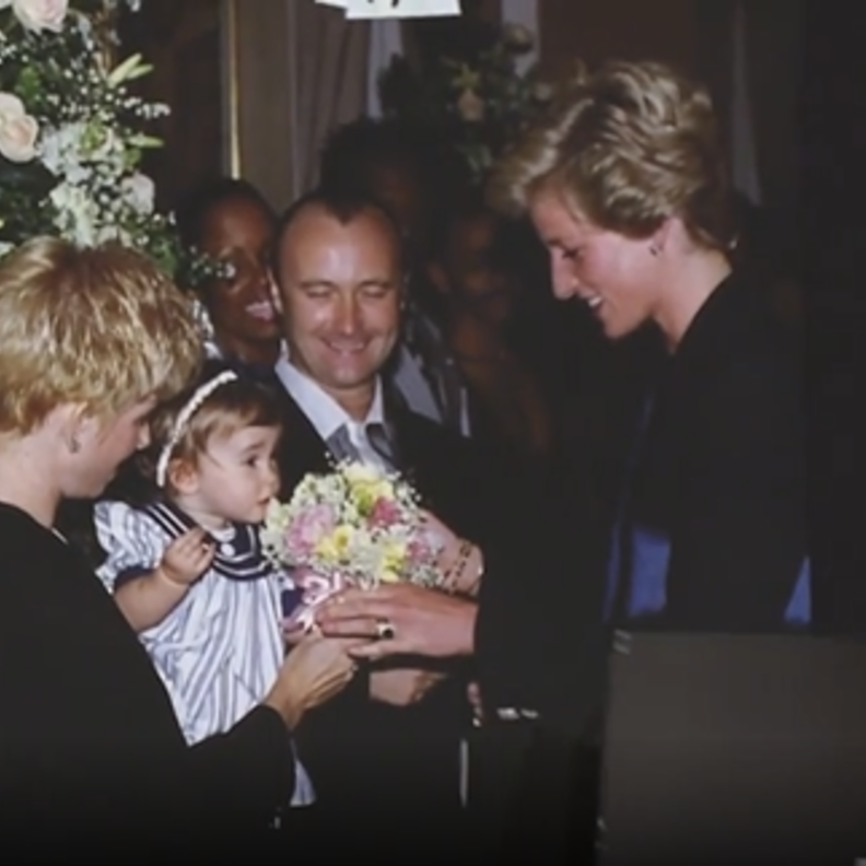 انتزعت باقة الورد منها هكذا تصرفت ليلي كولينز عند لقائها بالأميرة ديانا