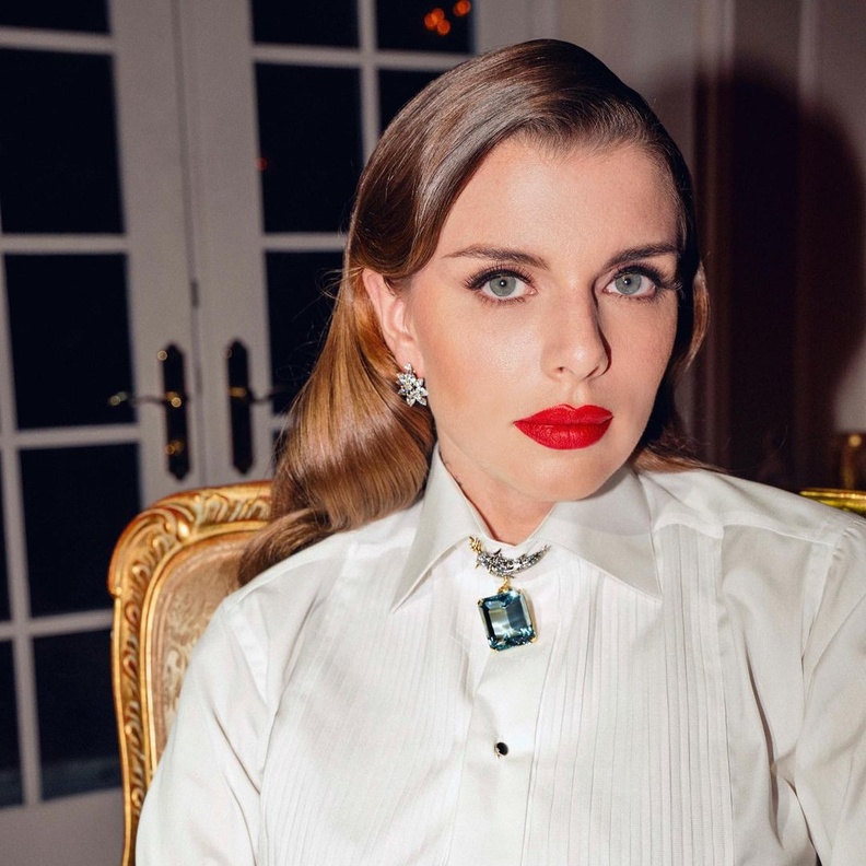 اطلالات جوليا فوكس الجمالية باحمر الشفاه القوي- الصورة من حسابها على انستغرام